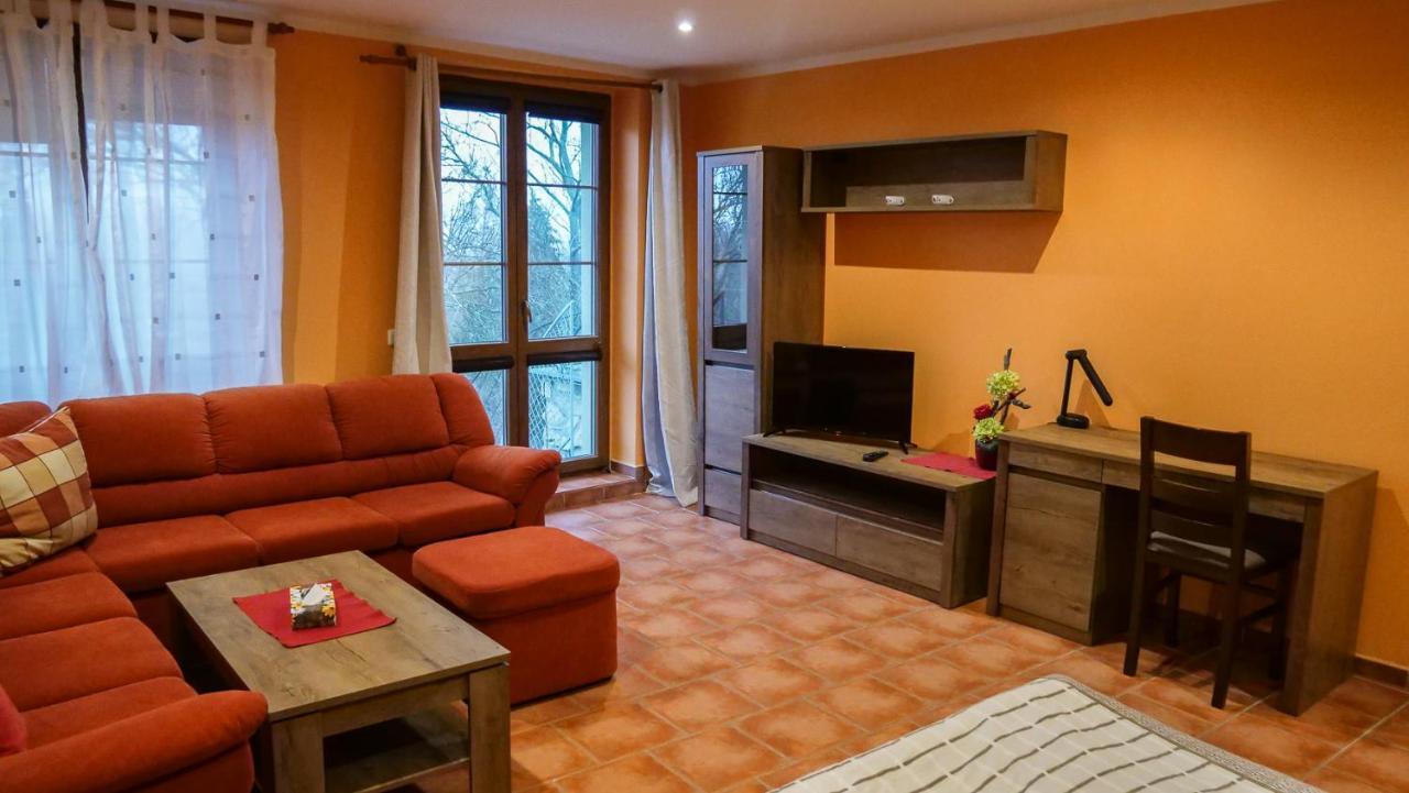 Penzion Na Hradbach Лоуни Екстериор снимка