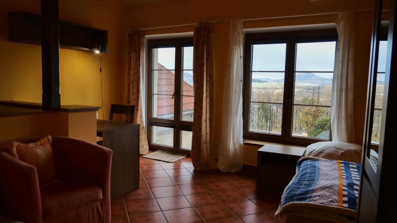 Penzion Na Hradbach Лоуни Екстериор снимка